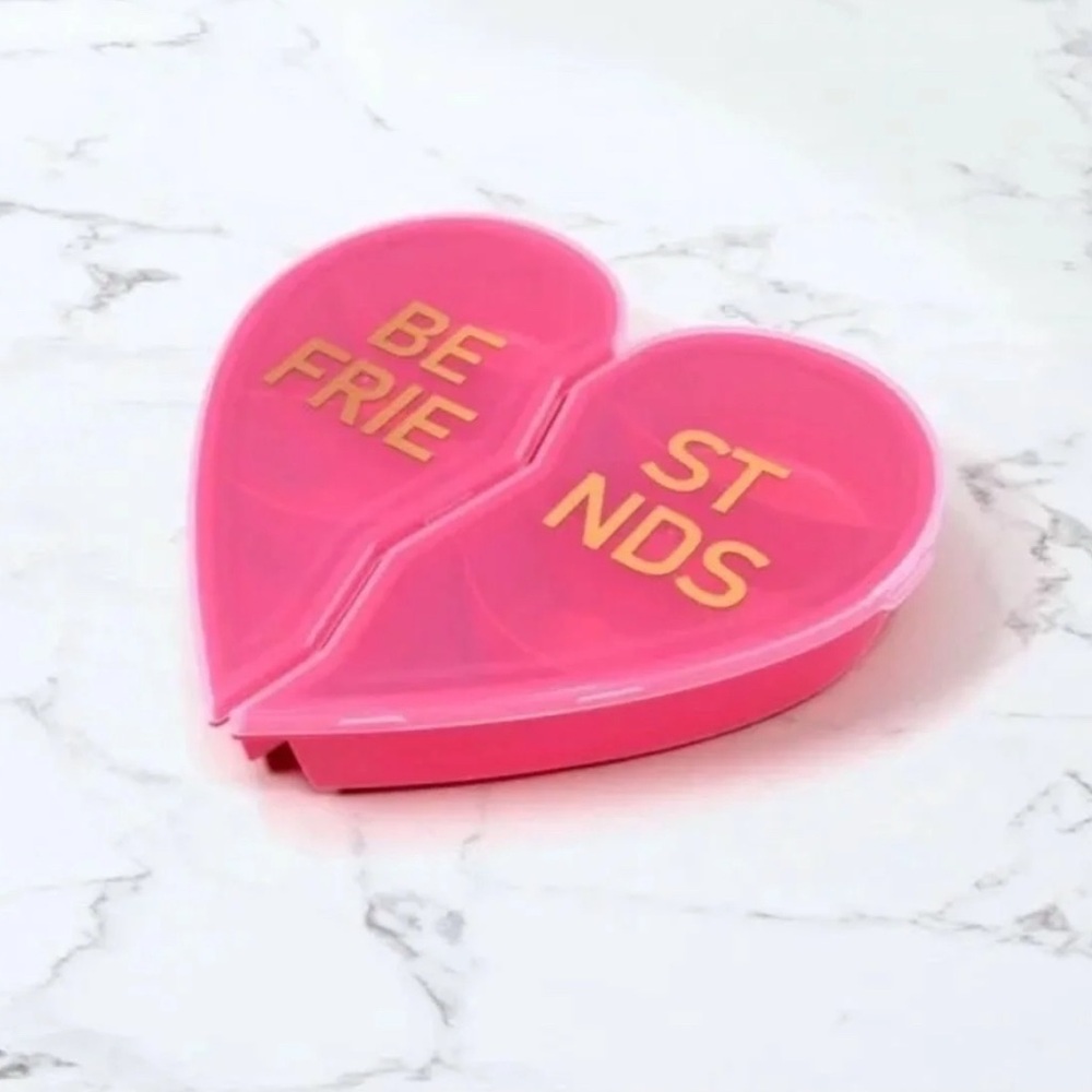 NWT CWC Heart-Shaped Snack Box - Red. - Picture 3 of 4